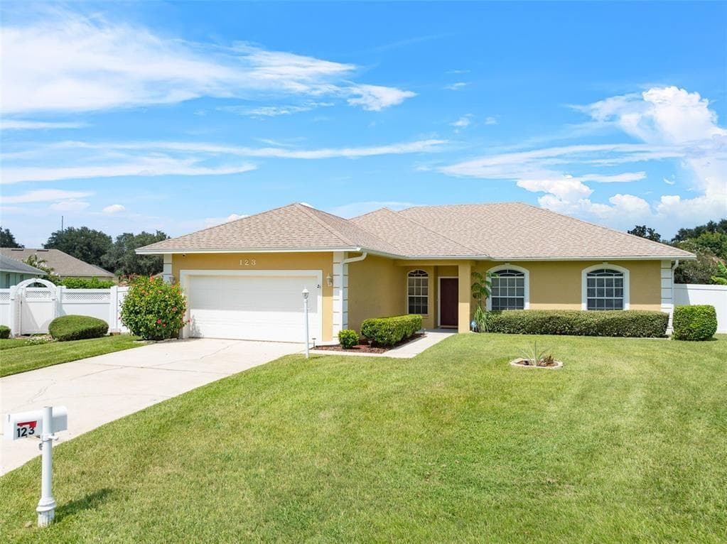 Single-family home at 123 Ruby Lake Drive, Winter Haven, FL
