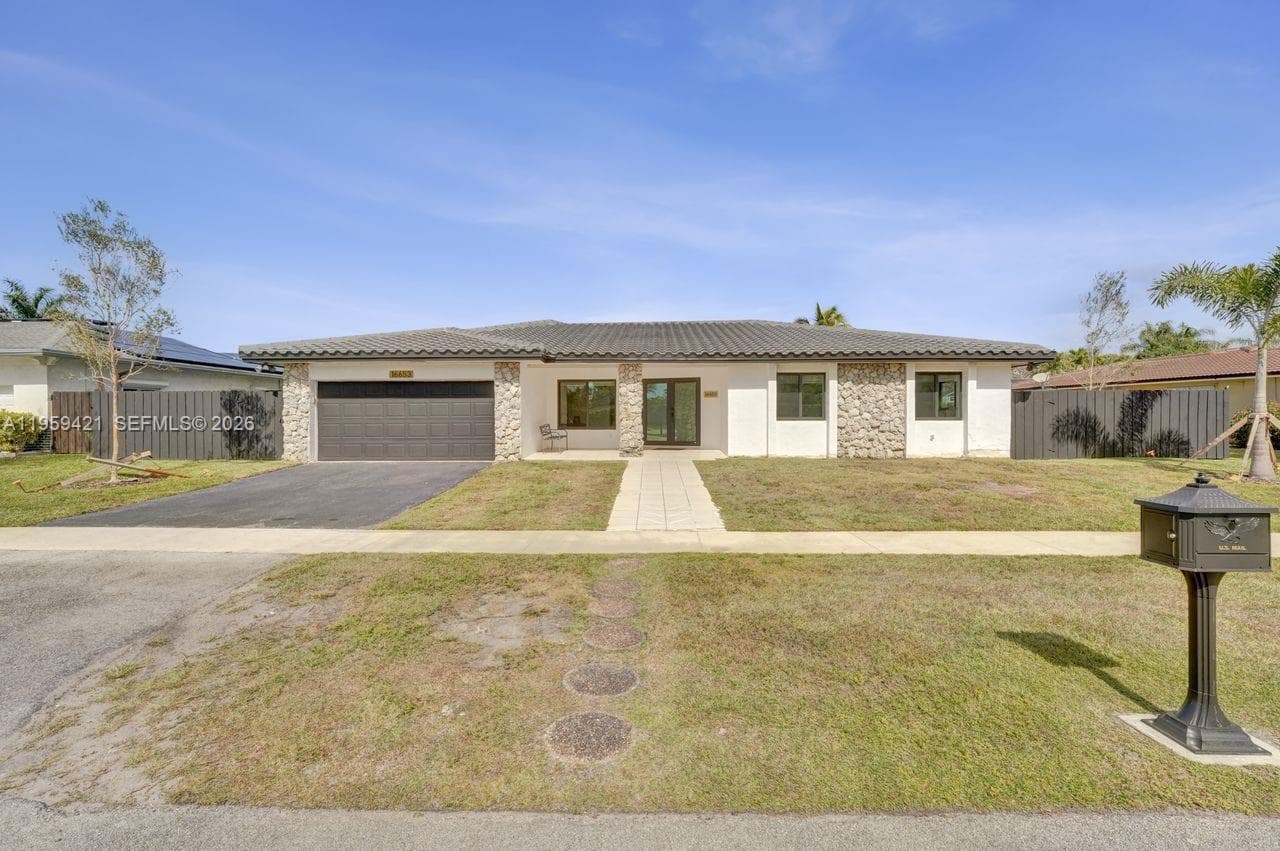 Single-family home at 16653 Golfview Dr, Weston, FL