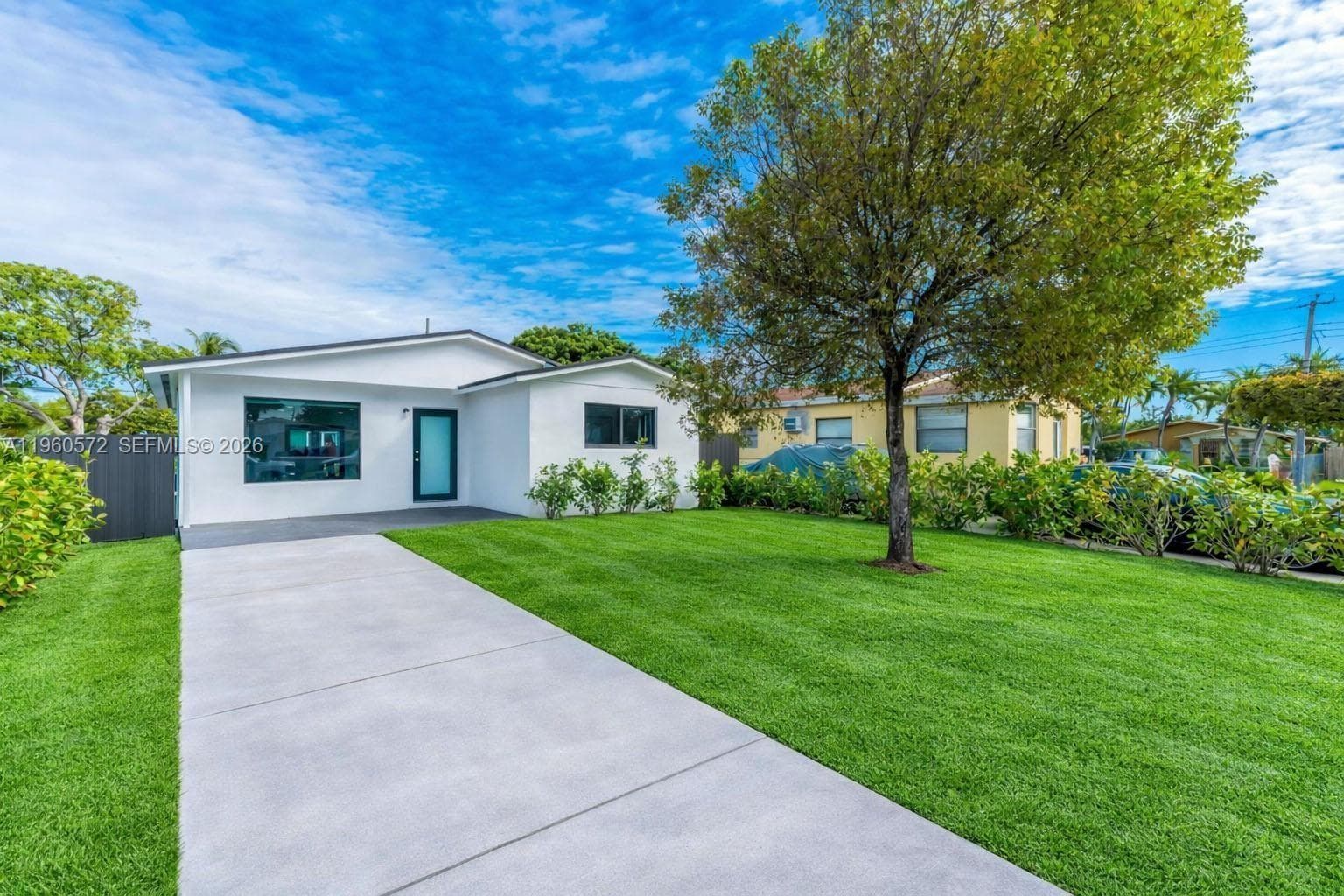 Single-family home at 528 NW 3rd Ct, Hallandale Beach, FL