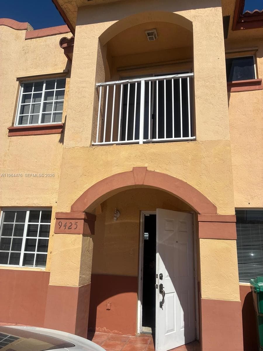 Townhouse at 9425 NW 114th Ln, Hialeah Gardens, FL