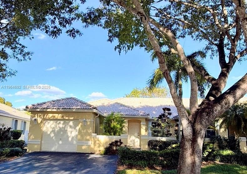 Single-family home at 4309 Pine Ridge Ct, Weston, FL