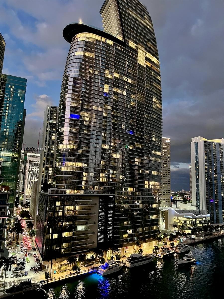 Condo at 475 Brickell Ave, Miami — photo 2