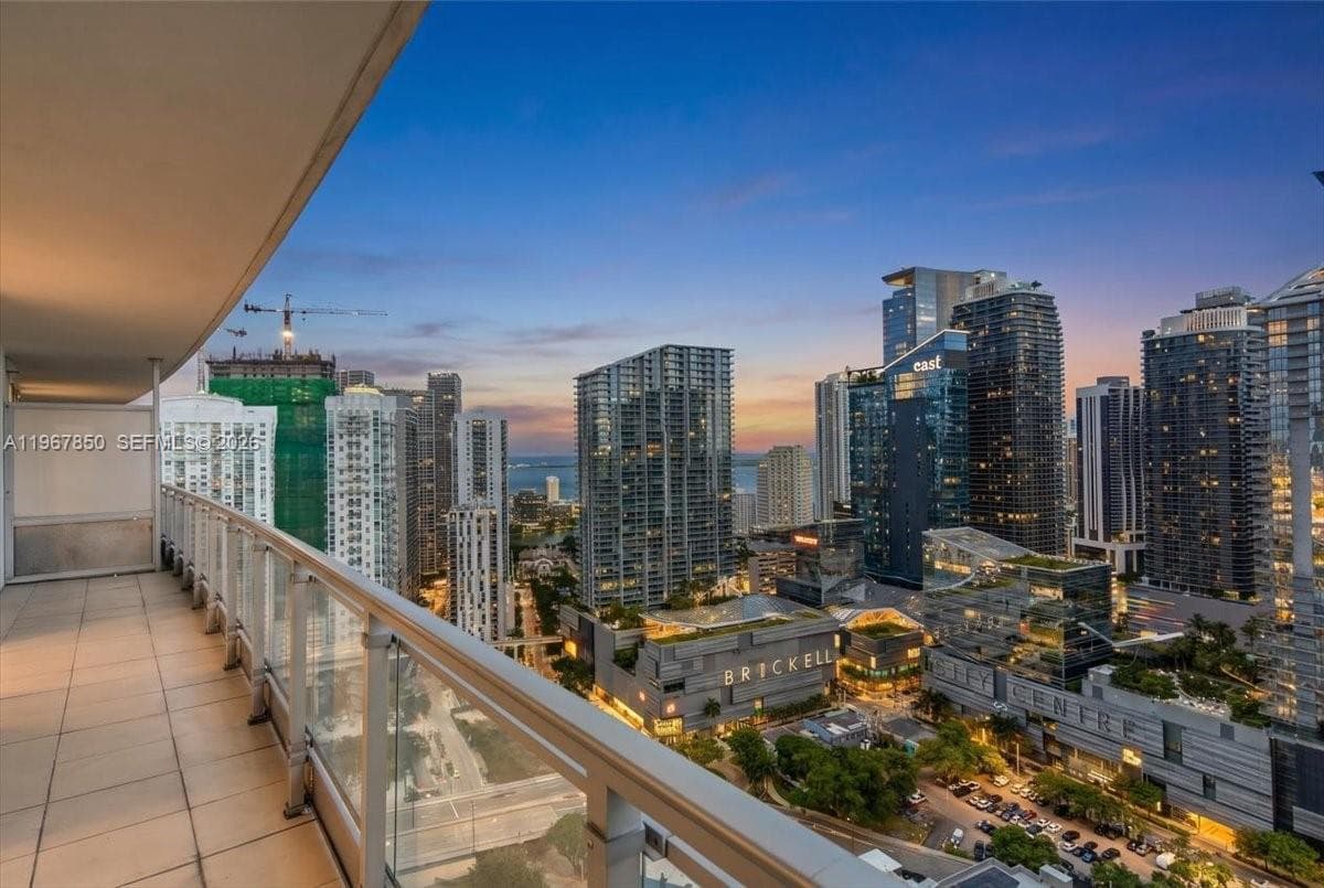 Condo at 92 SW 3rd St, Miami, FL