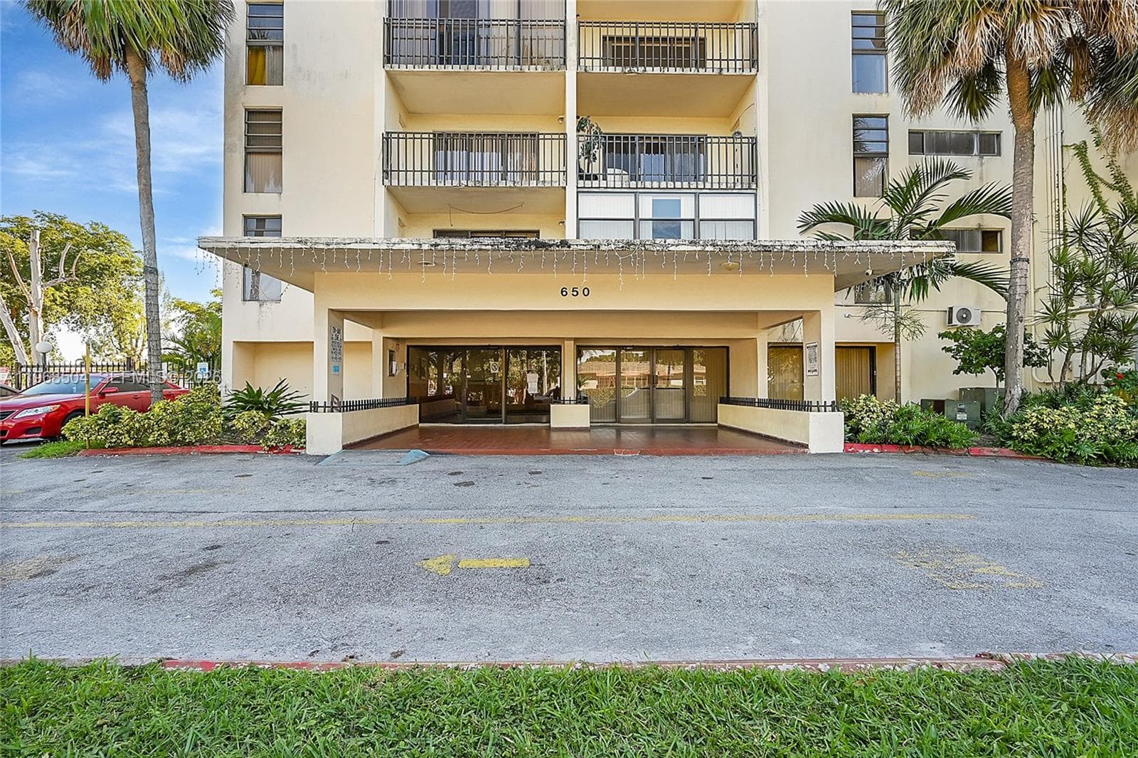 Condo at 650 NE 149th St, Miami — photo 1