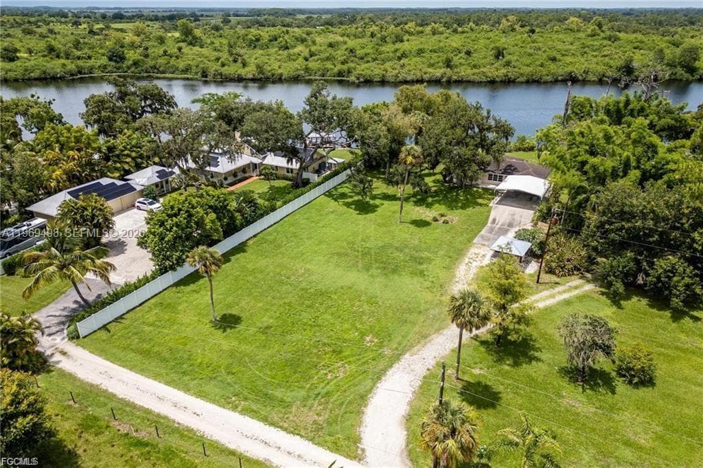 Single-family home at 2030 Ft Denaud Rd, La Belle, FL