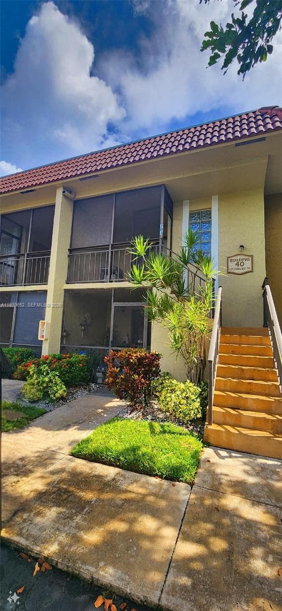 Condo at 327 Lakeview Dr, Weston — photo 1