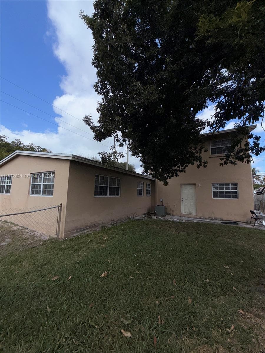 Single-family home at 7191 Park St, Hollywood — photo 4