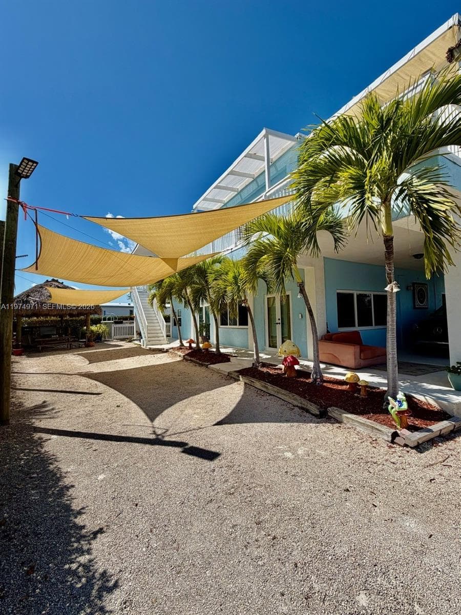 Single-family home at 212 Banyan Ln, Tavernier, FL