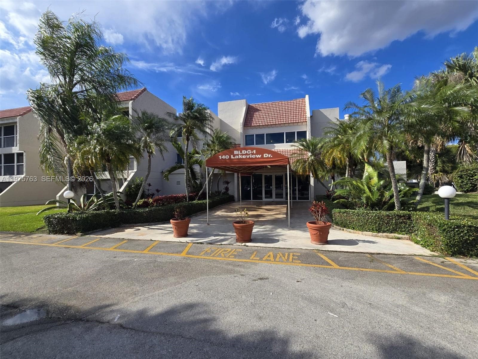 Condo at 140 Lakeview Dr, Weston, FL