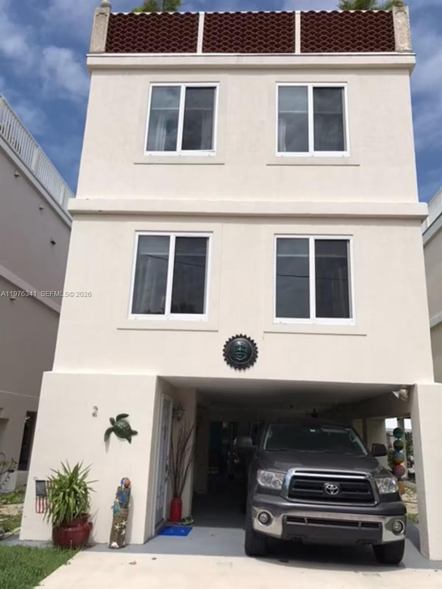 Single-family home at 12400 Overseas Hwy, Marathon, FL