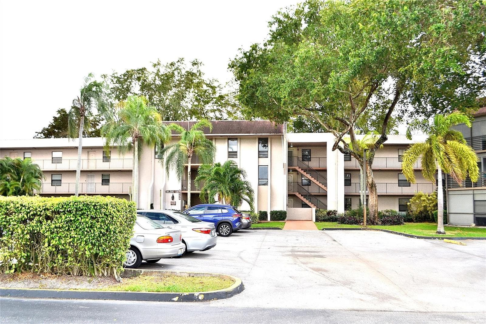 Condo at 8150 W Mcnab Road, Tamarac, FL