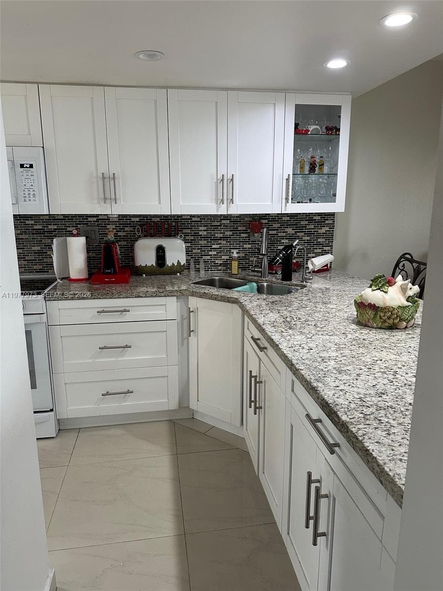 Townhouse at 2385 W 69th St, Hialeah, FL