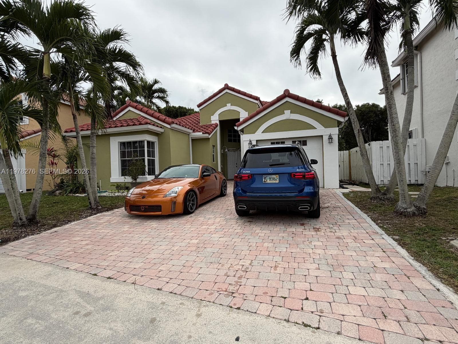Single-family home at 400 Somerset Way, Weston, FL