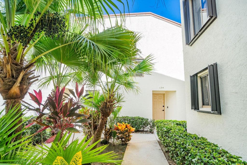 Townhouse at 950 S Kanner Highway, Stuart, FL