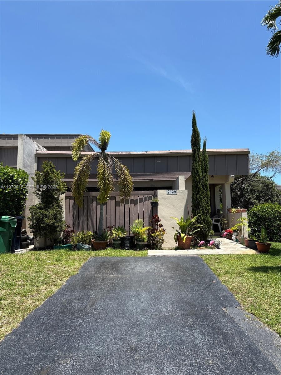 Townhouse at 7439 SW 106th Ct, Miami, FL
