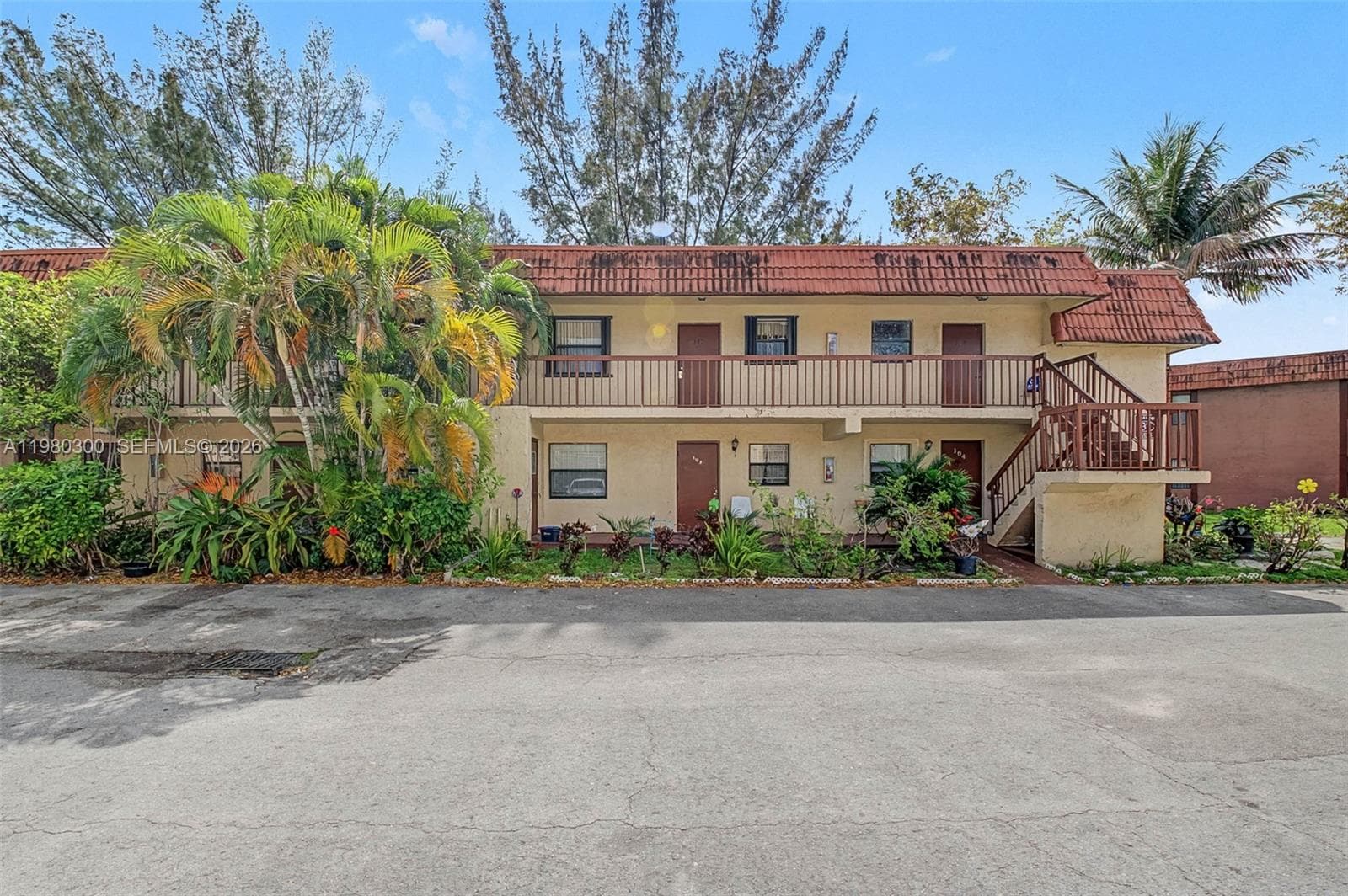 Condo at 6525 W 26th Dr, Hialeah — photo 1