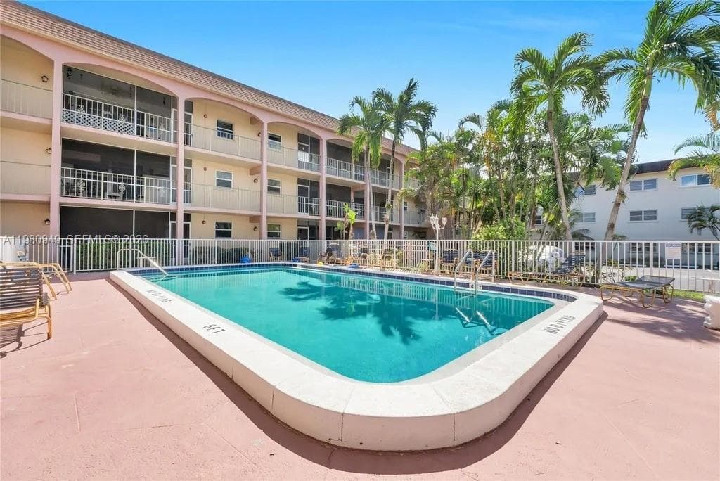 Co-op at 100 SE 6th Ave, Pompano Beach — photo 2