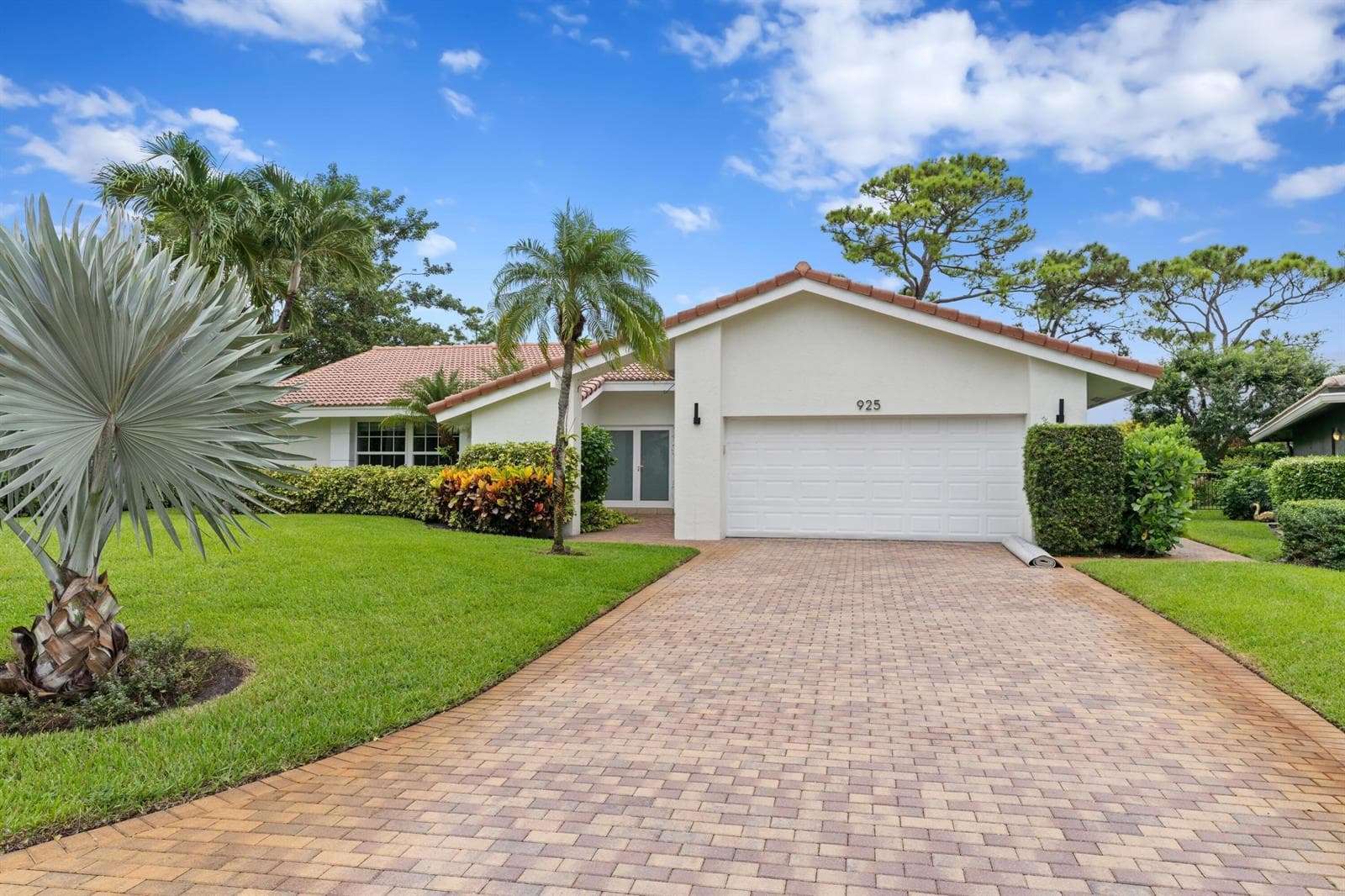 Single-family home at 925 Foxpointe Circle, Delray Beach, FL