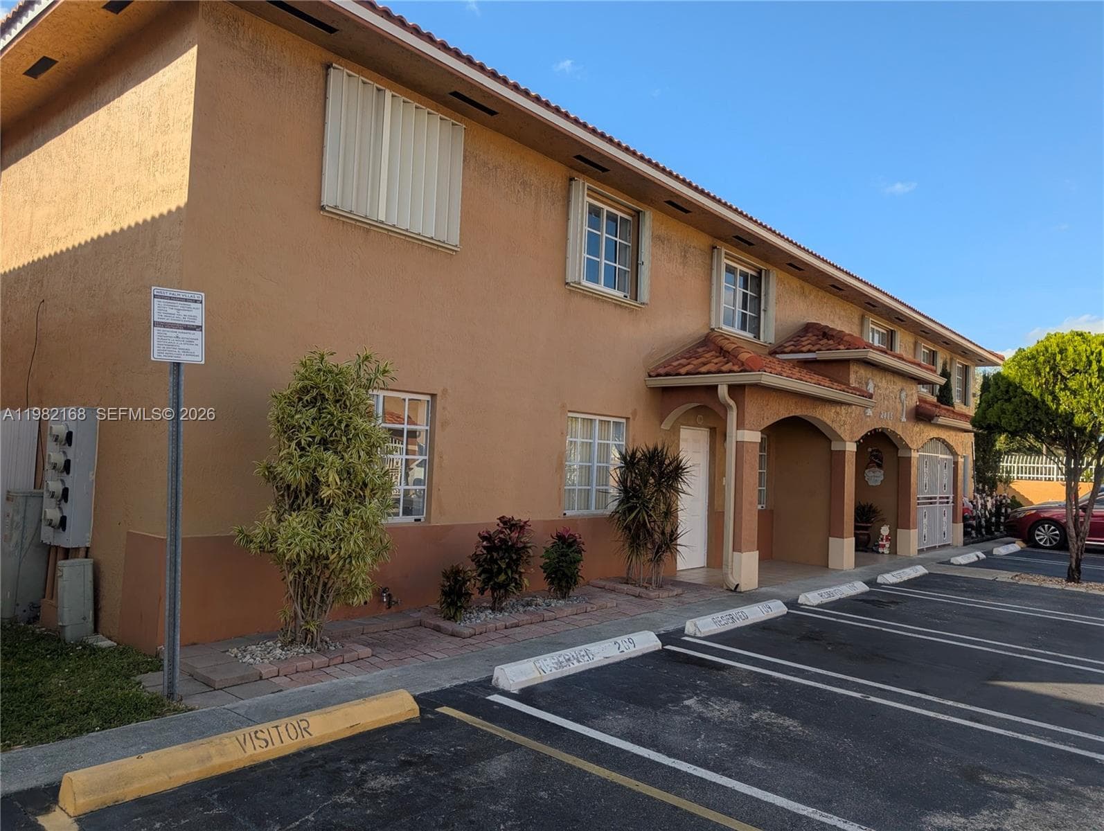 Condo at 2485 W 76th St, Hialeah — photo 2