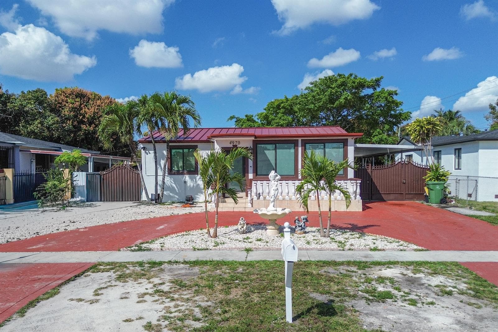 Single-family home at 4970 E Palm Court, Hialeah, FL