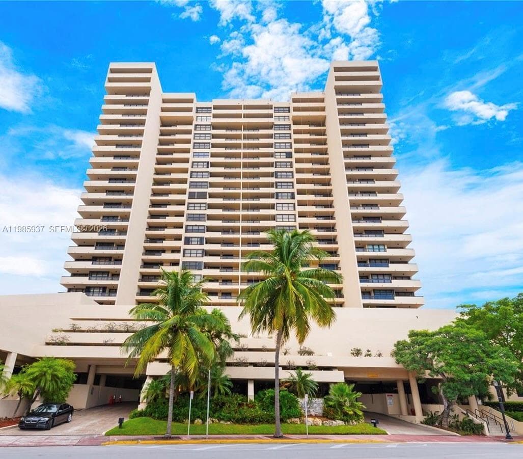 Condo at 2555 Collins Ave, Miami Beach — photo 1