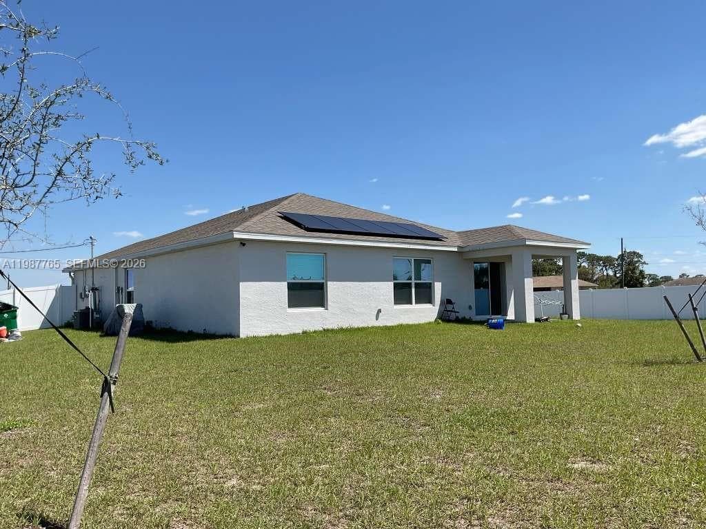 Single-family home at 9013 Meadow Cir, La Belle — photo 3