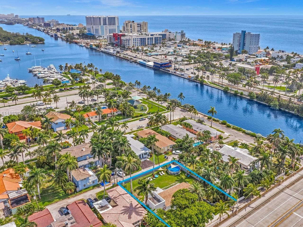 Single-family home at 715 Hollywood Blvd, Hollywood, FL