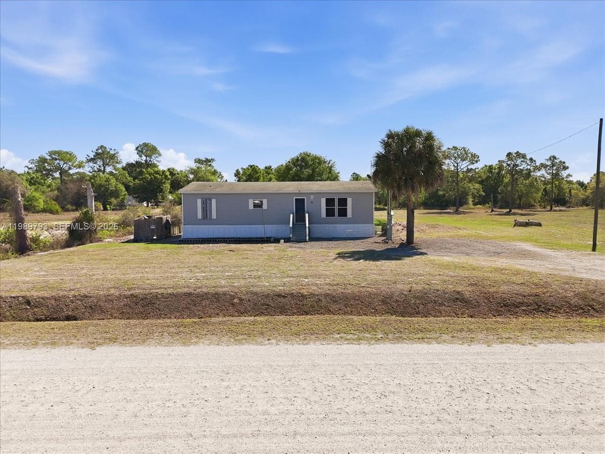 Single-family home at 415 S Kennel St, Clewiston, FL
