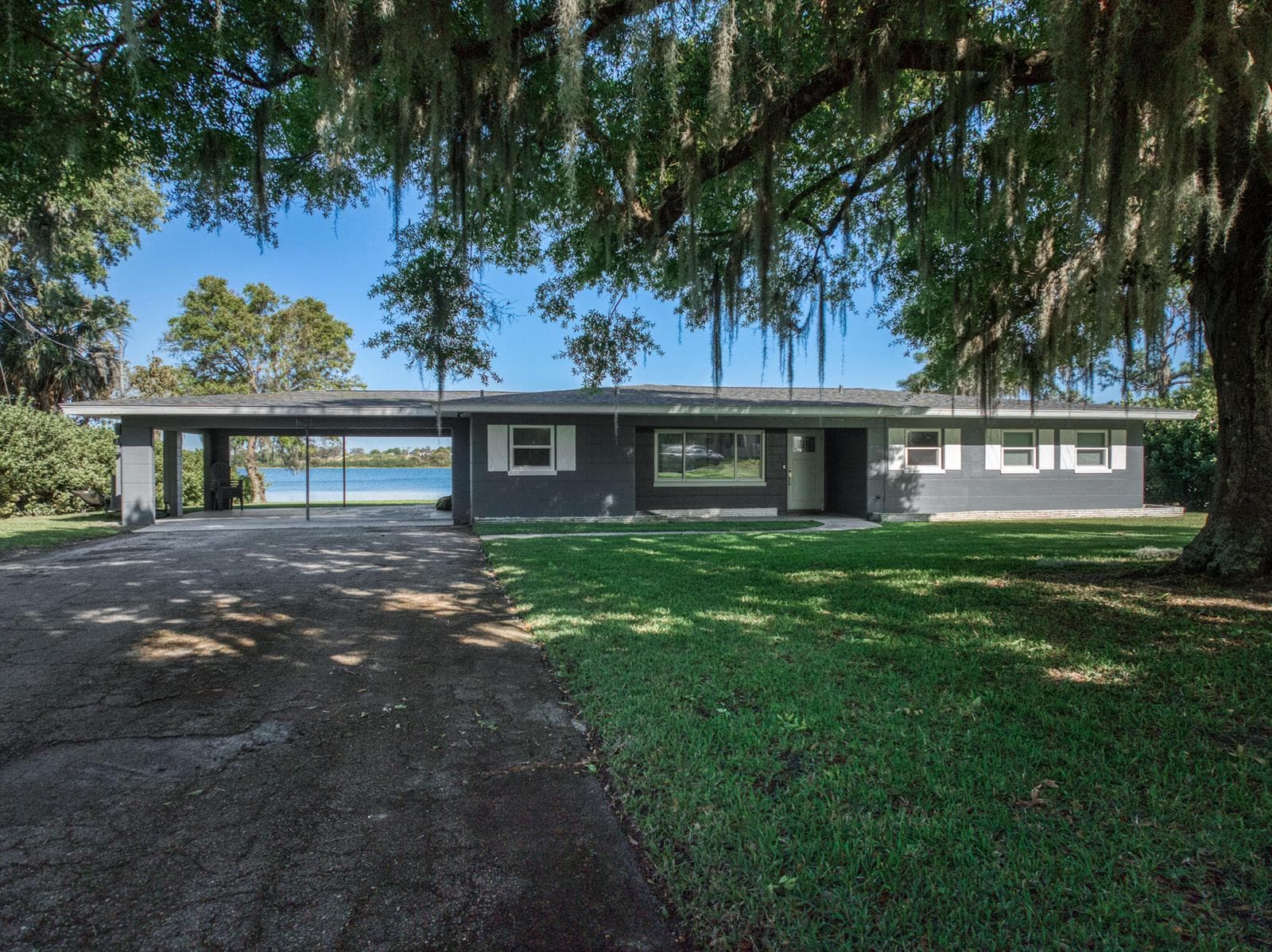 Single-family home at 1622 W Dinner Lake Drive, Sebring, FL