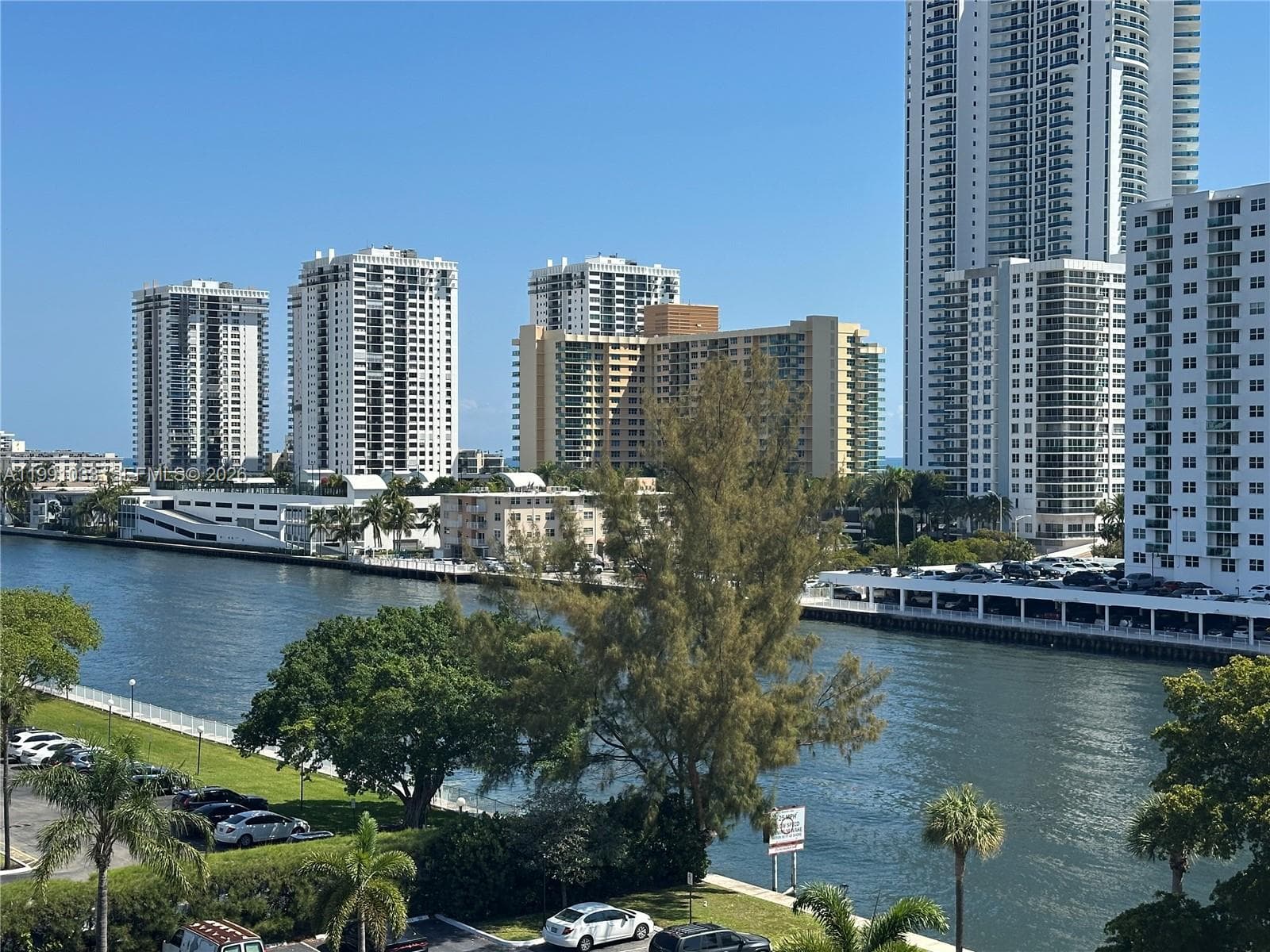 Condo at 600 Parkview Dr, Hallandale Beach — photo 1