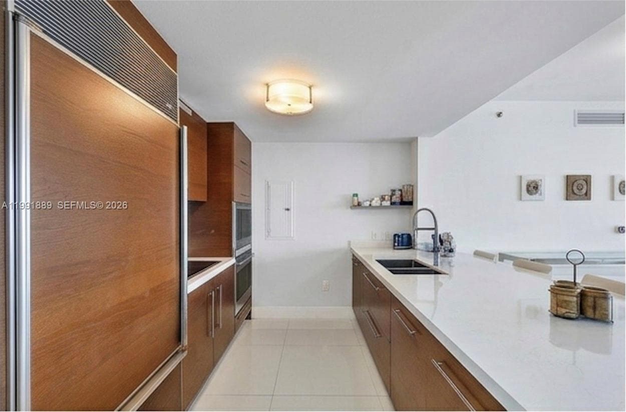 Condo at 465 Brickell Ave, Miami — photo 2