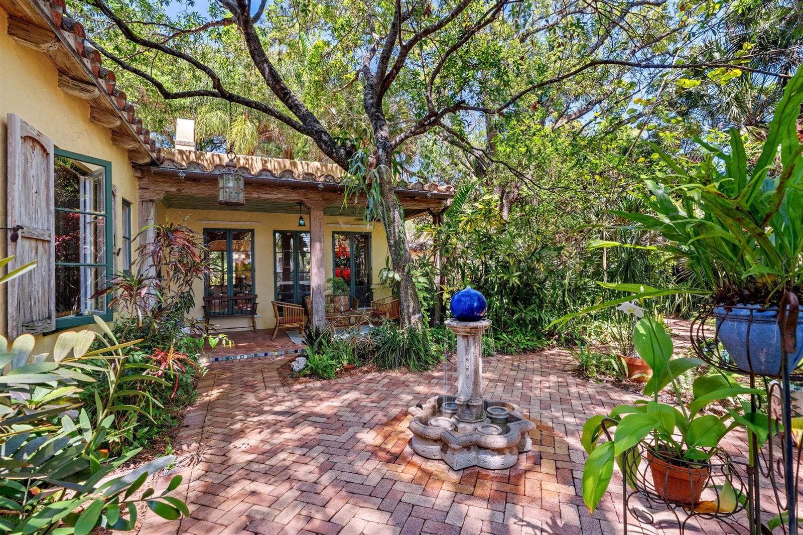 Single-family home at 825 Alamanda Street, Boca Raton, FL