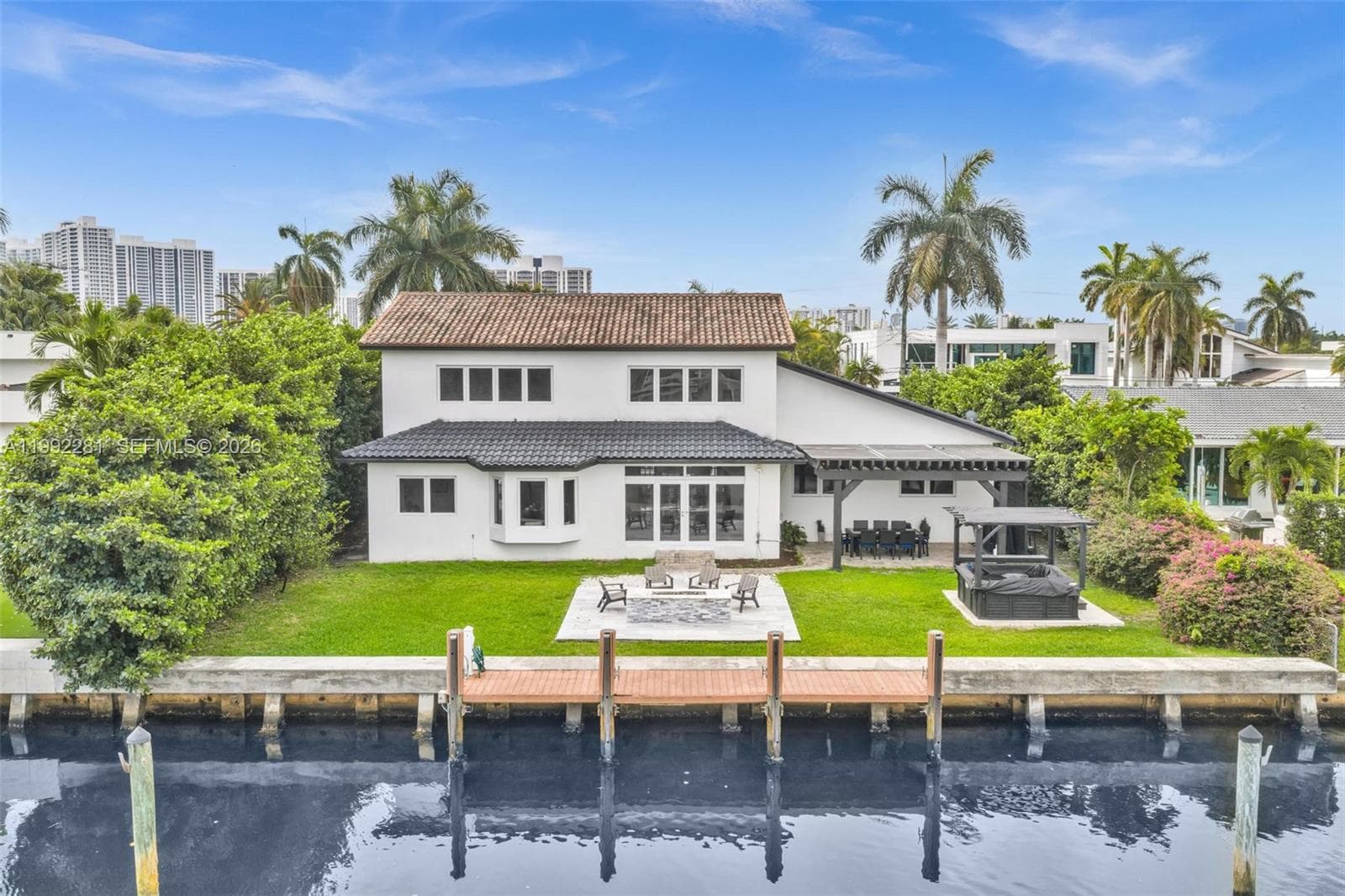 Single-family home at 472 Sunset Dr, Hallandale Beach — photo 1