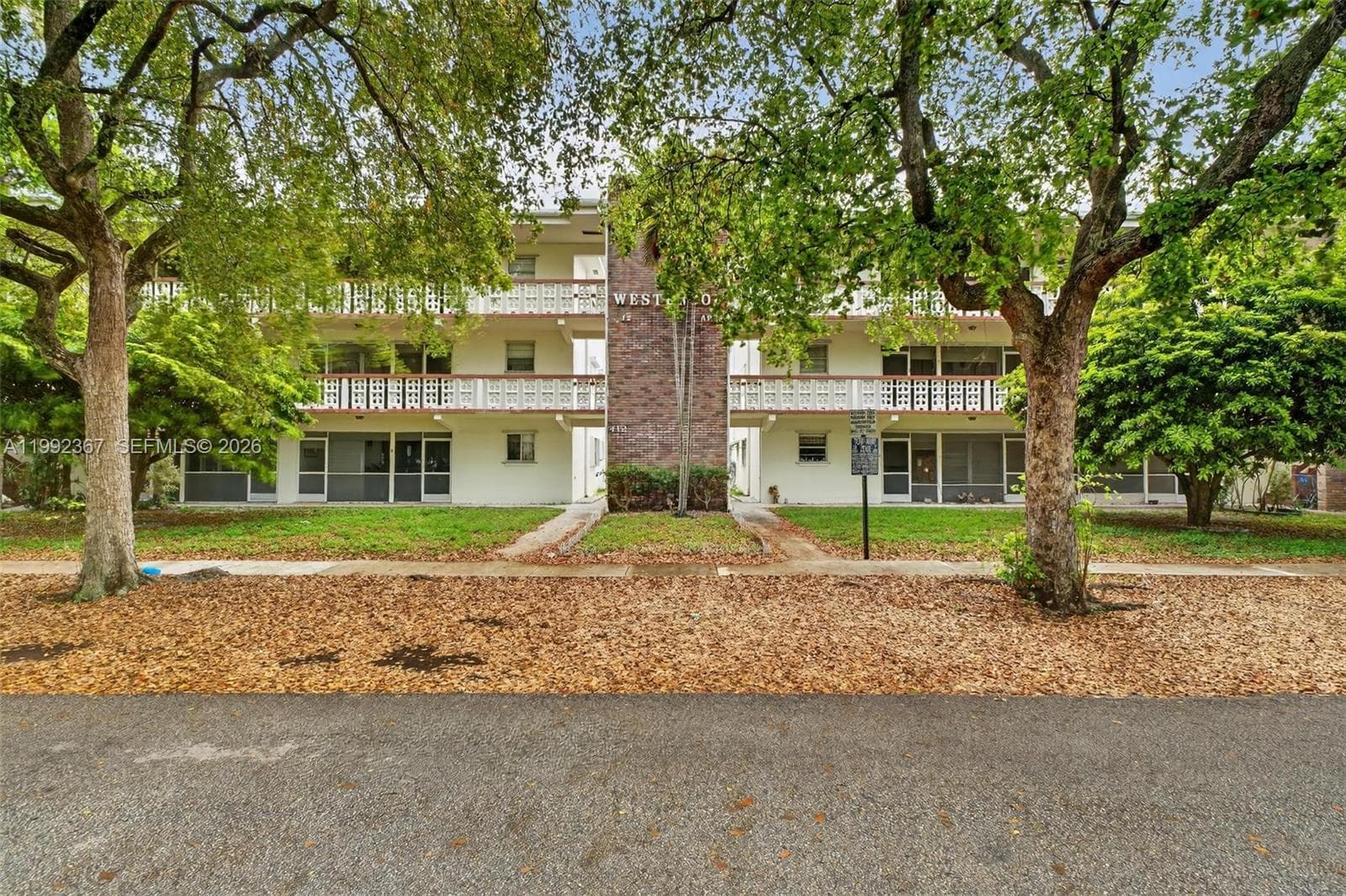 Condo at 412 S Luna Ct, Hollywood, FL