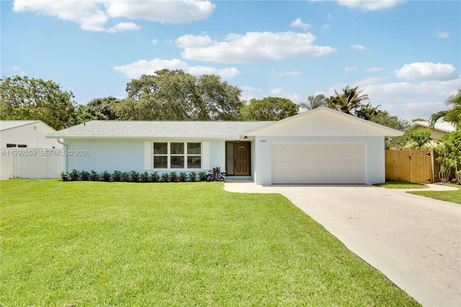Single-family home at 404 Highwood Circle, Jupiter, FL