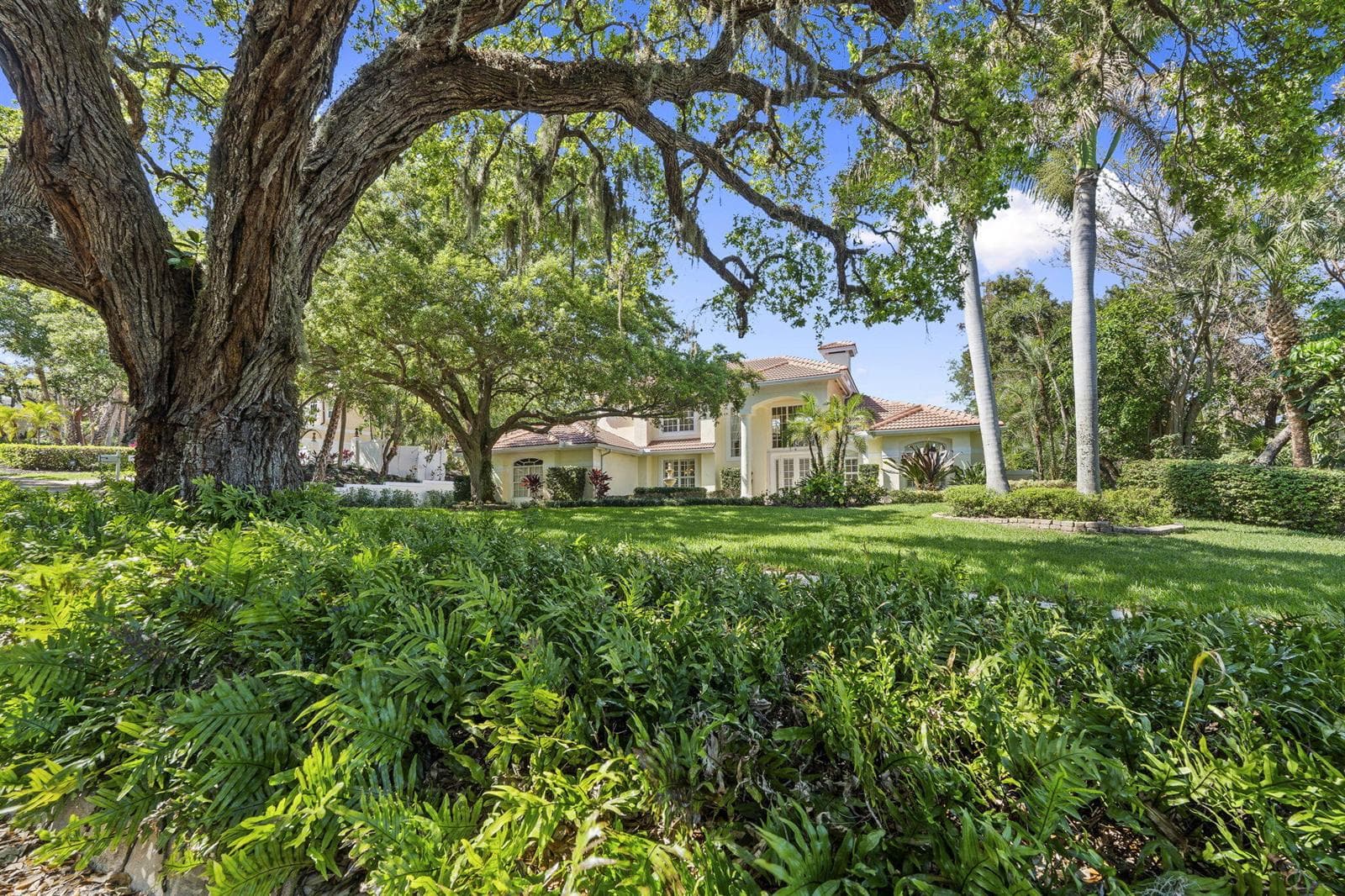Single-family home at 4 Castle Hill Way, Stuart, FL