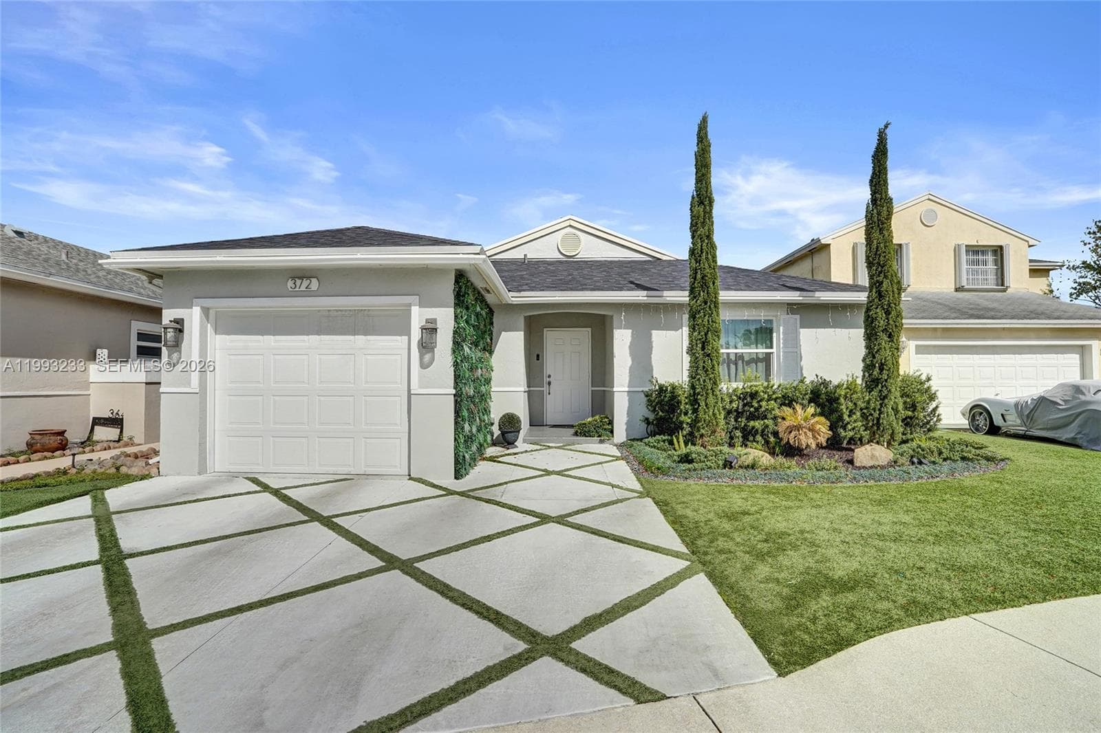 Single-family home at 372 W Riverbend Dr, Sunrise, FL