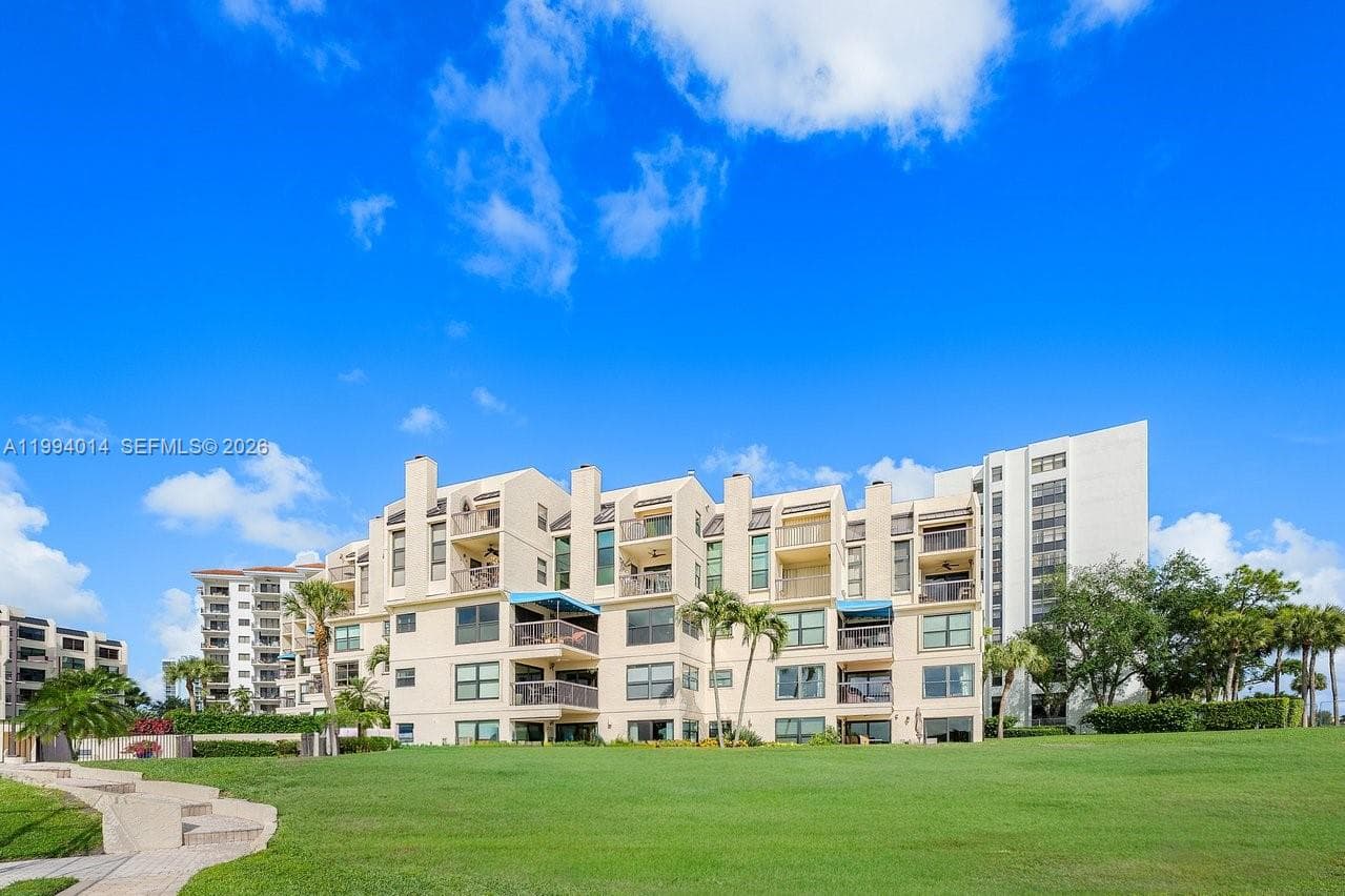Townhouse at 364 Golfview Rd, North Palm Beach — photo 3
