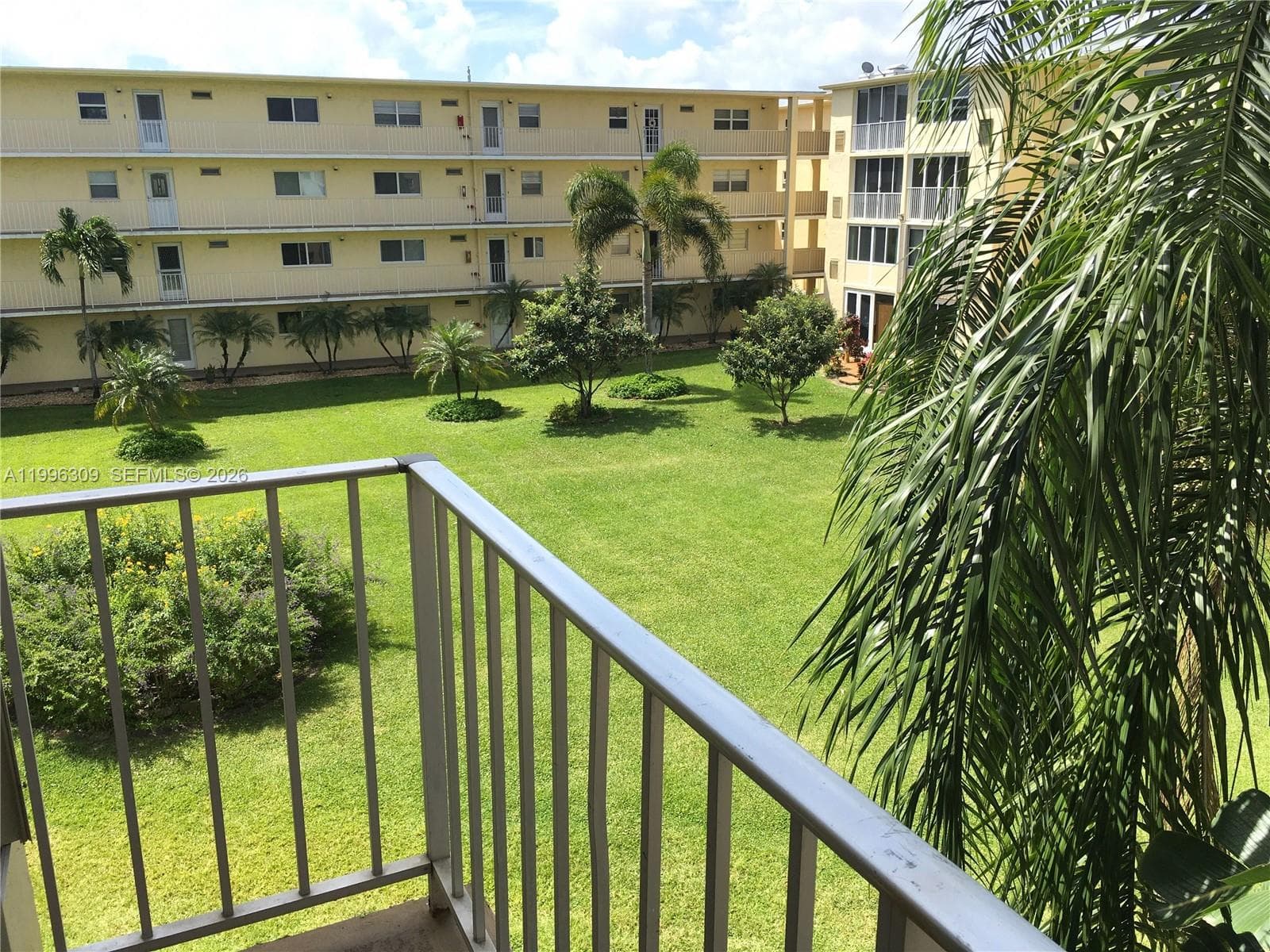 Condo at 300 NE 26th Ave, Boynton Beach, FL