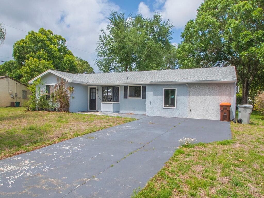 Single-family home at 1846 24th Place SW, Vero Beach, FL