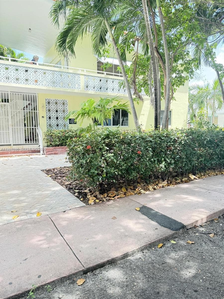 Co-op at 655 Meridian Ave, Miami Beach — photo 3