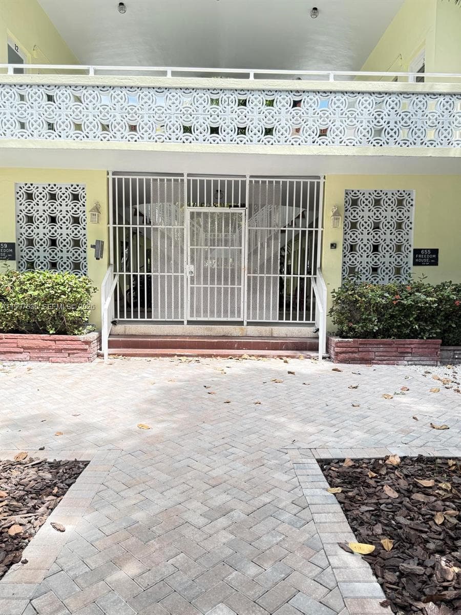 Co-op at 655 Meridian Ave, Miami Beach, FL