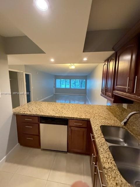 Condo at 100 Lakeview Dr, Weston — photo 3