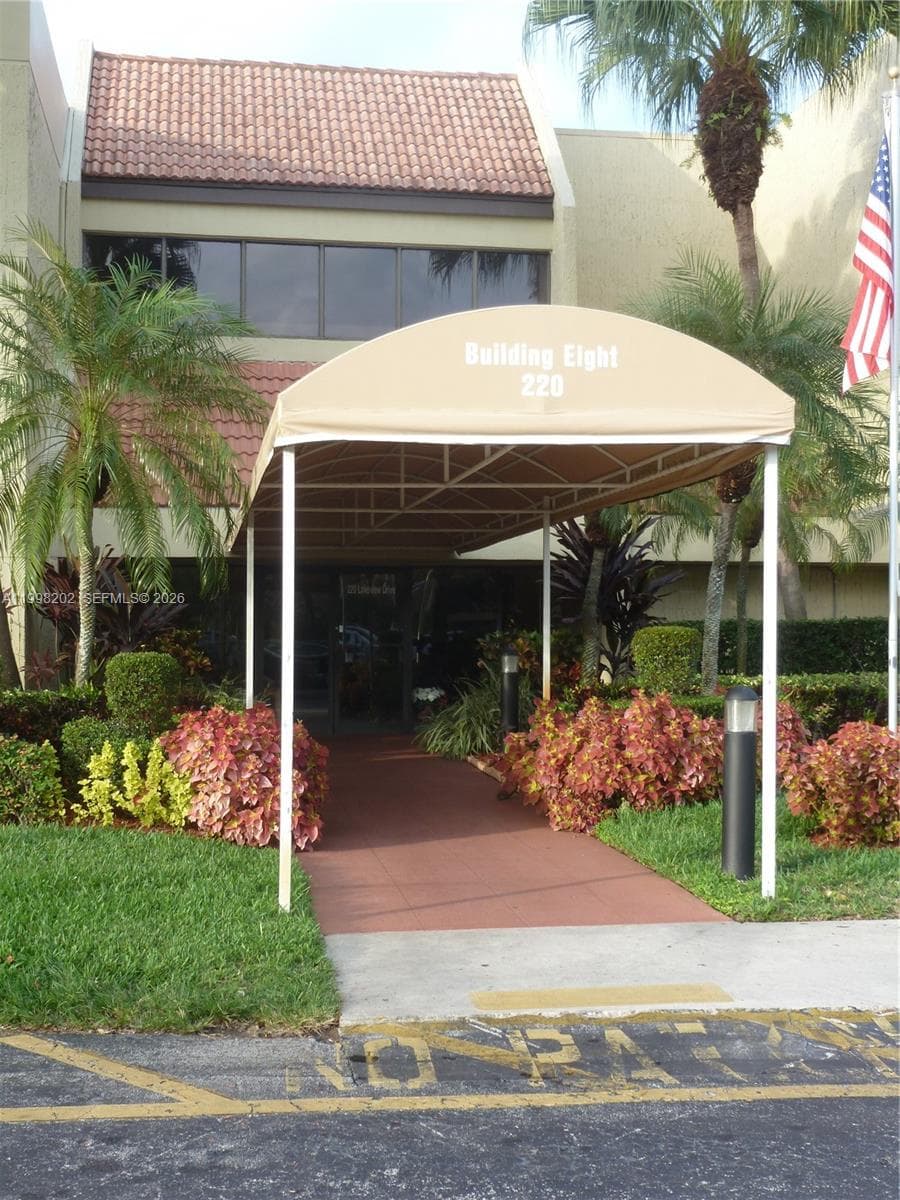 Condo at 220 Lakeview Dr, Weston — photo 1