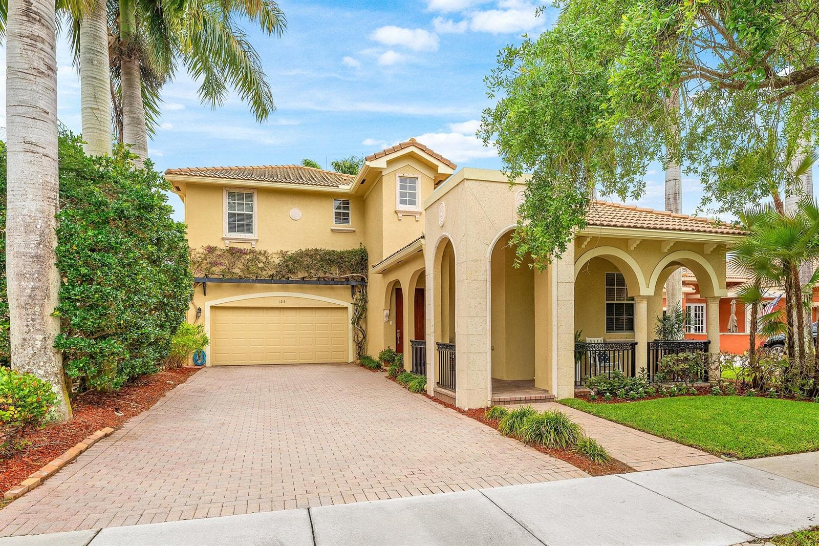 Single-family home at 123 Via Castilla, Jupiter, FL