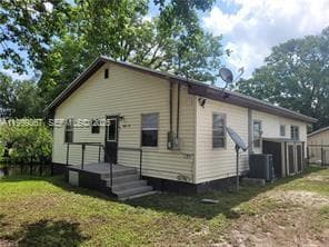 Single-family home at 1104 Gulf St, Moore Haven, FL
