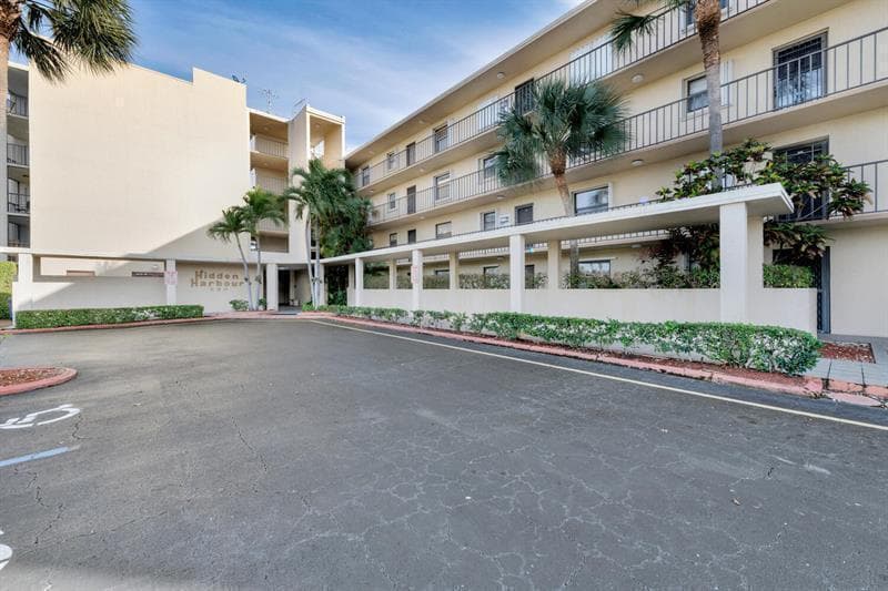 Condo at 890 N Federal Highway, Lantana, FL