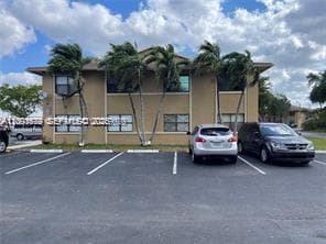 Condo at 2605 W 67th Pl, Hialeah, FL