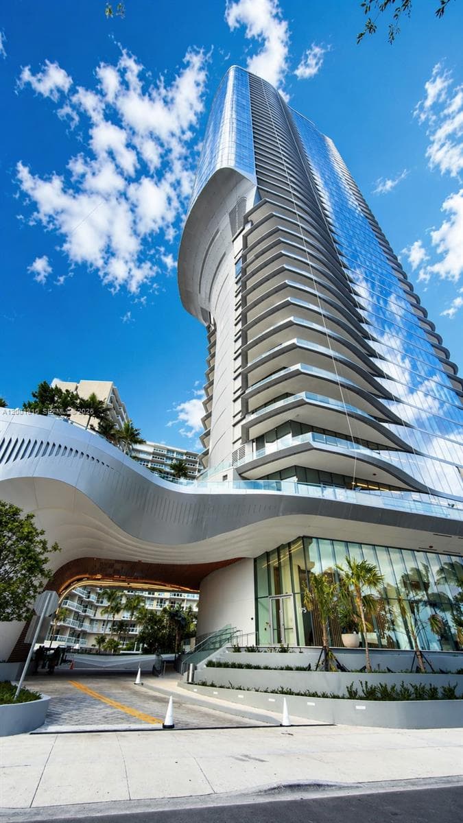 Condo at 175 SE 25 RD, Miami — photo 1