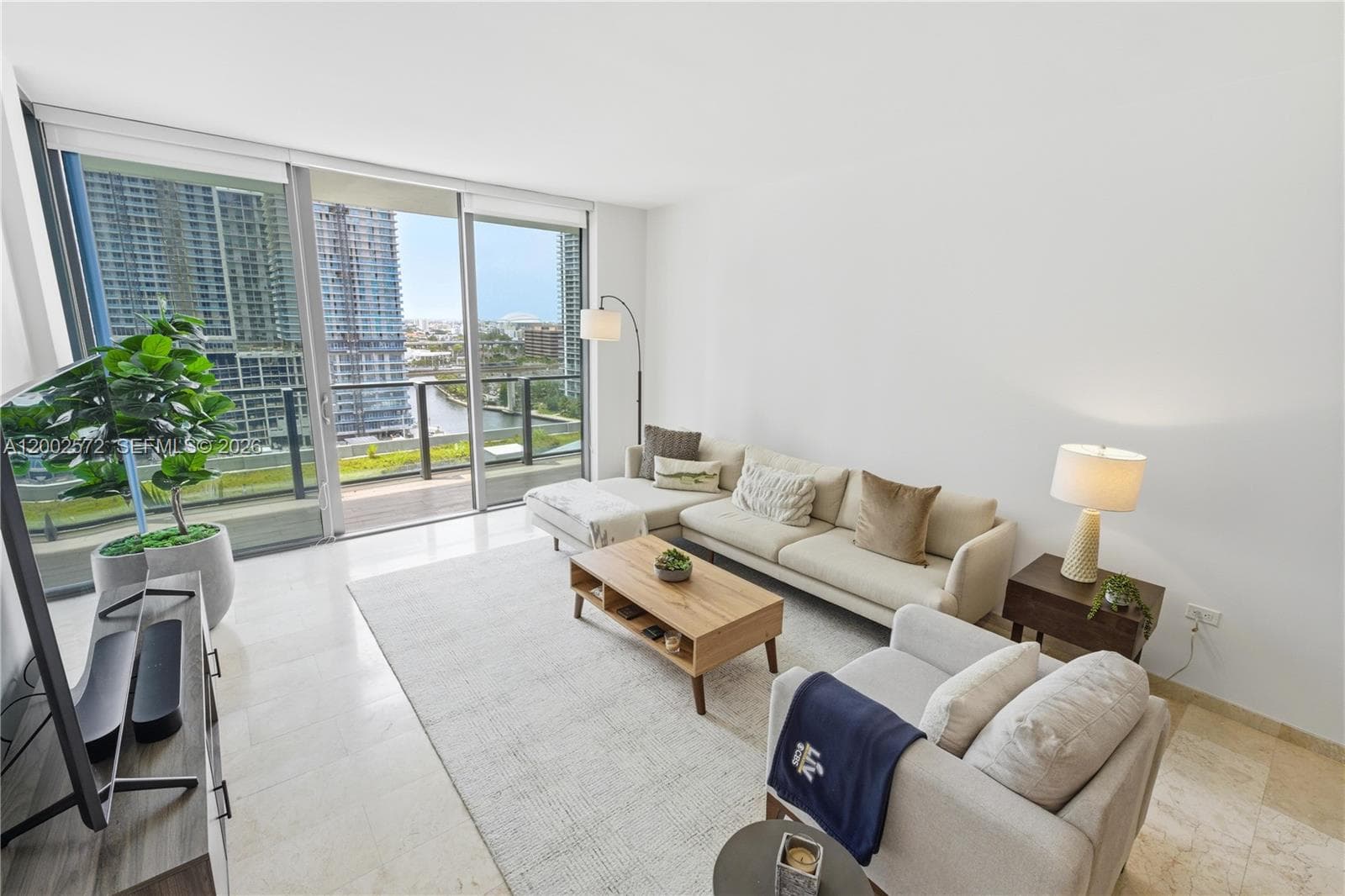 Condo en 68 SE 6th St, Miami — foto 1